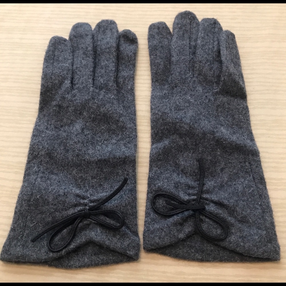 LA Express Fuzzy Gray Touchscreen Bow Gloves
